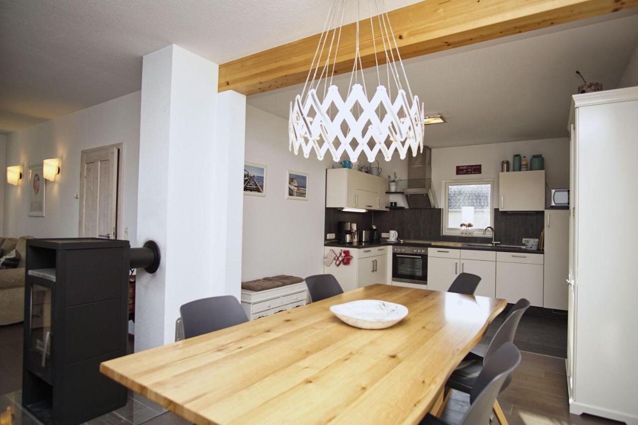 Komfortables Haus Mit Kamin, Sauna, Garten, Terrasse - Ferienhaus Sternschnuppe Wiek auf Rugen Bagian luar foto
